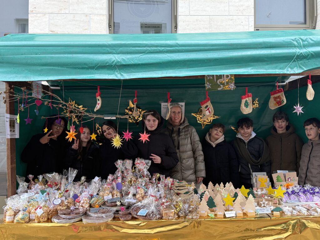 Stand der Klassenstufe 7 der MPS auf dem Weihnachtsmarkt Bad Krozingen