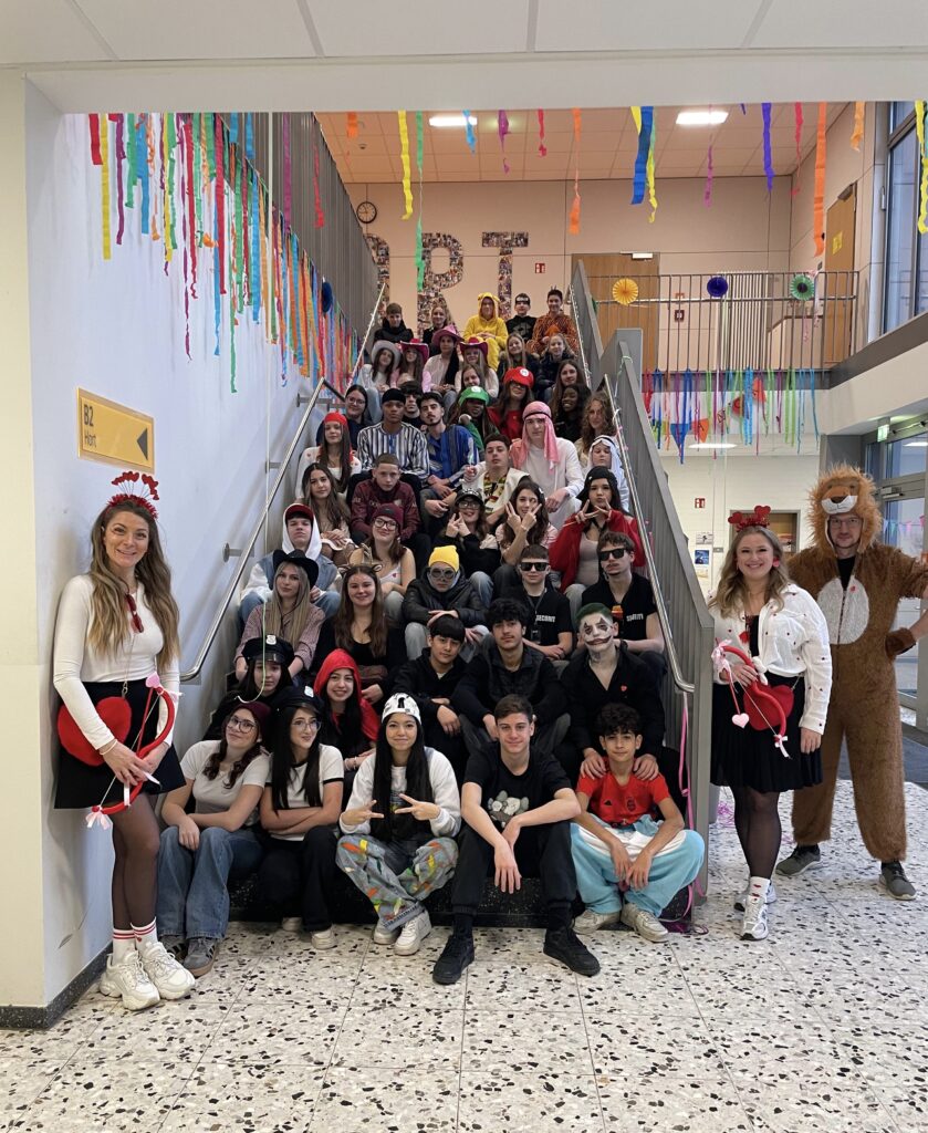 Bild der versammelten SMV anlässlich der SchmuDo-Party 2026 an der MPS