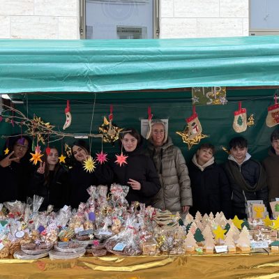 Stand der Klassenstufe 7 der MPS auf dem Weihnachtsmarkt Bad Krozingen